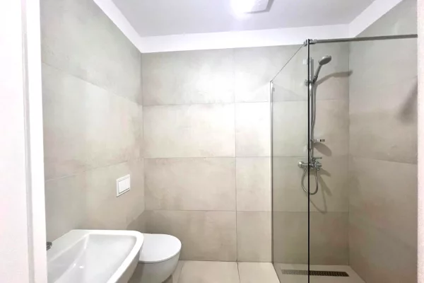 Me Qira: Zyre Gjigande | 3 Ambiente Pune +2wc & Depo (128m2) 📍Rr. Elbasanit - Rr. Faik Konica, Fasade nga Rruga || 160,000 Leke/muaj