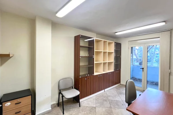 Zyre me Qera : 4 Ambiente Pune📍Vasil Shanto (Buze Unaze) - 55,000 Lek - S.90m2 || Pozicionim Buze R