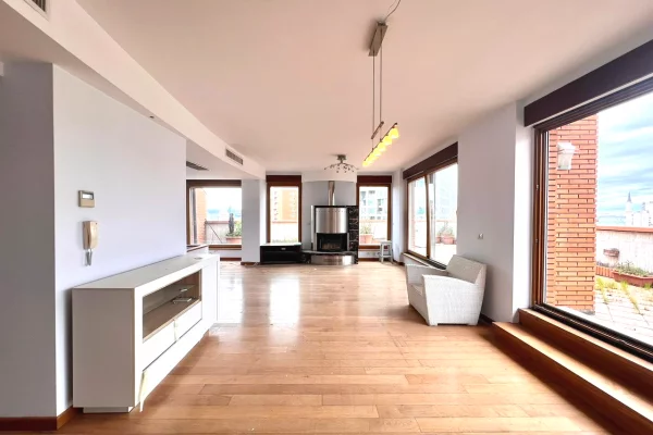 Shtepi me qera Duplex(shtepi me 2 kate) ne Tirane, 3+1, Mobilimi E mobiluar, Pagesa 4,500  Euro.