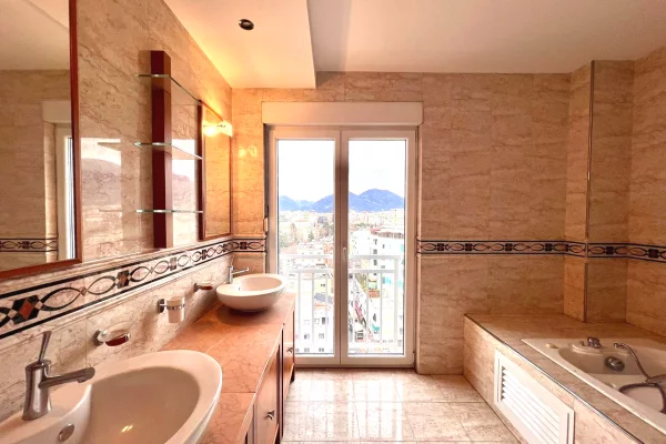 Shtepi me qera Duplex(shtepi me 2 kate) ne Tirane, 3+1, Mobilimi E mobiluar, Pagesa 4,500  Euro.