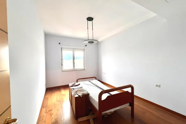 Shtepi me qera Duplex(shtepi me 2 kate) ne Tirane, 3+1, Mobilimi E mobiluar, Pagesa 4,500  Euro.