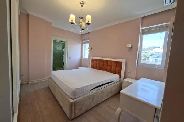 Shtepi me qera Apartament ne Tirane, 3+1, Mobilimi E mobiluar, Pagesa 95,000  Leke.