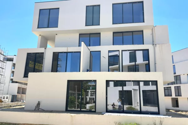 Shtepi ne shitje Apartament ne Durres, 2+1, Mobilimi Bosh, pa mobiluar, Pagesa 374,550  Euro.