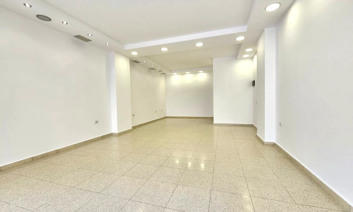 Dyqan Me Qira 📍Stacionit te Trenit - Braka, Pas fakuletit ||  Sip. 39m2 me Fasade te Gjere nga Rruga  (35,000All/Muaj)