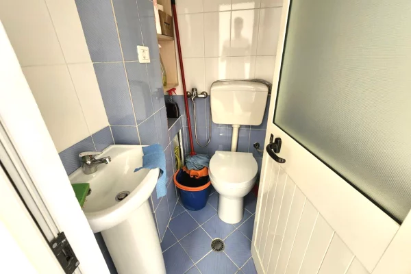 Ambient biznesi me qera 1+1 ne Tirane - 35,000 Leke