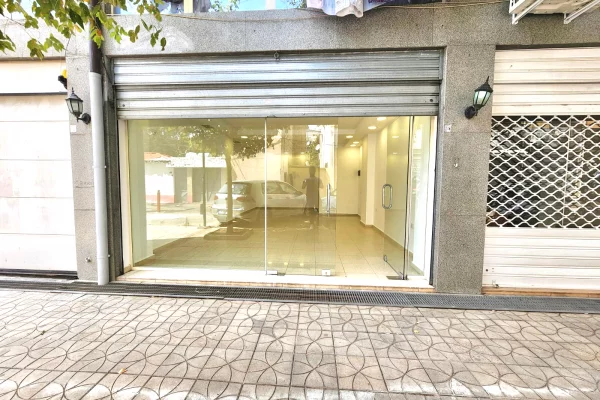 Dyqan Me Qira 📍Stacionit te Trenit - Braka, Pas fakuletit ||  Sip. 39m2 me Fasade te Gjere nga Rruga  (35,000All/Muaj)