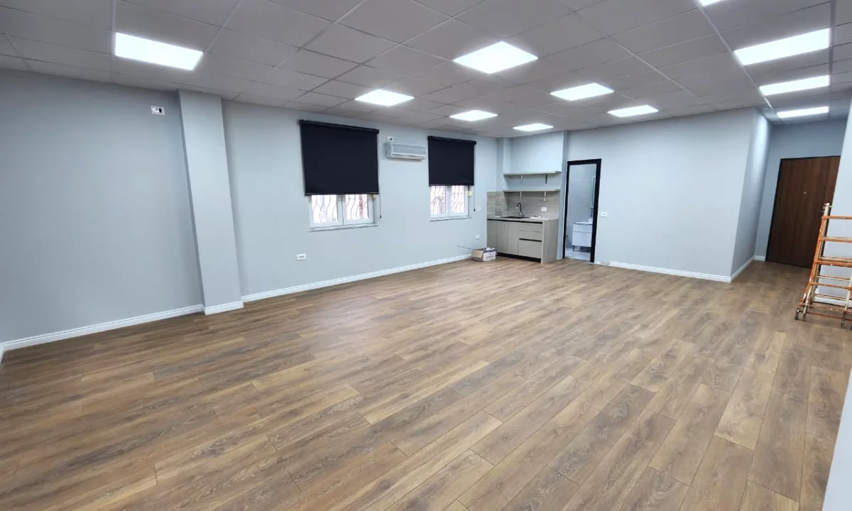 ZYRE ME Qira 110 m2( kati 2) 📍Qender/ Perballe Toptanit Open Space / 100 E Re🔥 90,000 Leke/Muaj