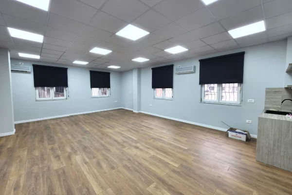 ZYRE ME Qira 110 m2( kati 2) 📍Qender/ Perballe Toptanit Open Space / 100 E Re🔥 90,000 Leke/Muaj