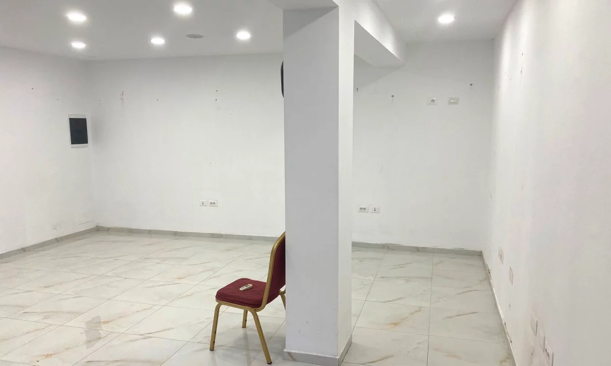 🏠Me Qera: Amb. 48m2 (📍Vasil Shanto - Blv.Bajram Curri)🔥 Super Vendndodhje || Buze Rruge ✨️ 60,000 Leke/Muaji 💶