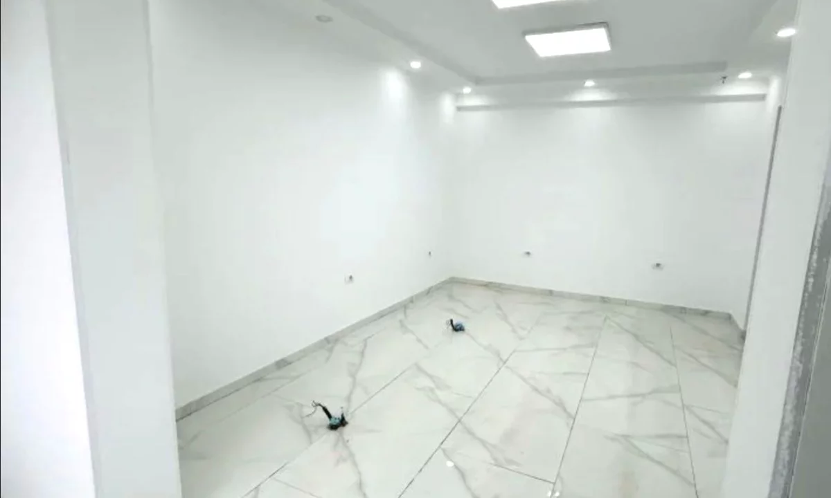 🏠 Jepet me Qera: Amb. 50m2 (📍QSUT - Rr. Dibres )🔥 Super vendndodhje || Buze Rruge ✨️ 50,000 leke / Muaj 💶💶