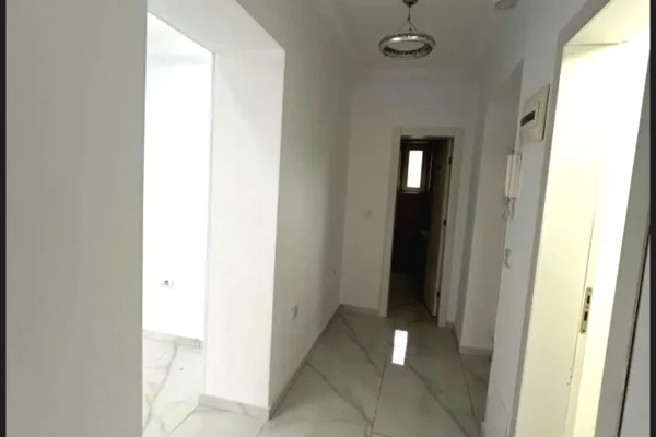 🏠 Jepet me Qera: Amb. 50m2 (📍QSUT - Rr. Dibres )🔥 Super vendndodhje || Buze Rruge ✨️ 50,000 leke / Muaj 💶💶