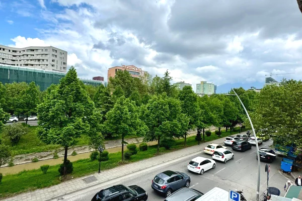 Ambient biznesi me qera 1+1 ne Tirane - 700 Euro