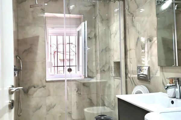 Shtepi me qera Apartament ne Tirane, 2+1, Mobilimi E mobiluar, Pagesa 600  Euro.