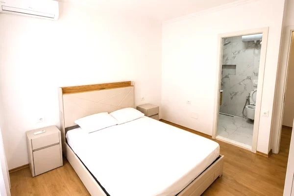 Me Qera: 2+1+2wc & 1 Ballkon | 90m2 (kati 3) 📍Qendër/ Përballë Toptanit | 100 % E Re 🔥 1,000 Euro/Muaj