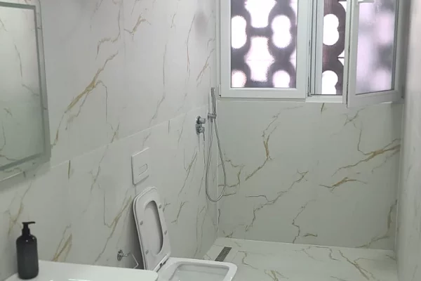 Shtepi me qera Apartament ne Tirane, 2+1, Mobilimi E mobiluar, Pagesa 1,000  Euro.