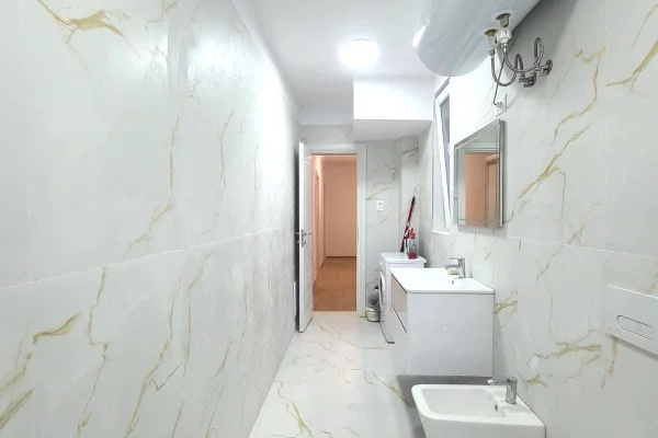 Shtepi me qera Apartament ne Tirane, 2+1, Mobilimi E mobiluar, Pagesa 1,000  Euro.
