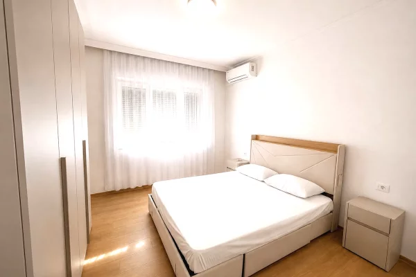 Shtepi me qera Apartament ne Tirane, 2+1, Mobilimi E mobiluar, Pagesa 1,000  Euro.