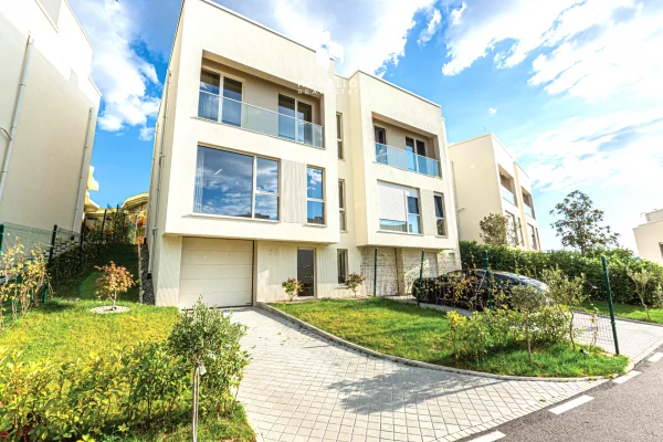 Shtepi me qera Vila Luksoze ne Tirane, 4+1, Mobilimi E mobiluar, Pagesa 2,000  Euro.