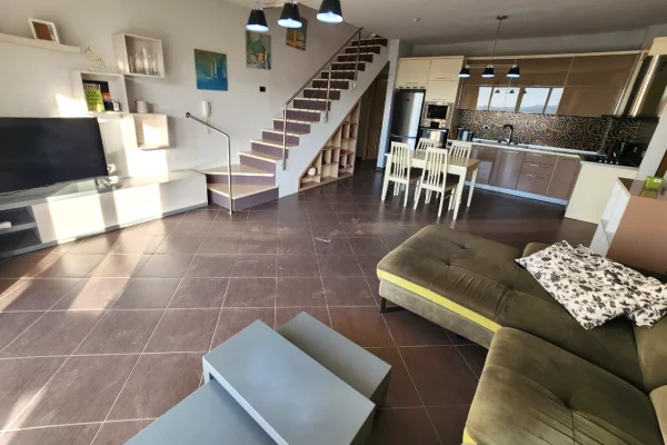 Shtepi ne shitje Duplex(shtepi me 2 kate) ne Tirane, 2+1, Mobilimi E mobiluar, Pagesa 260,000  Euro.