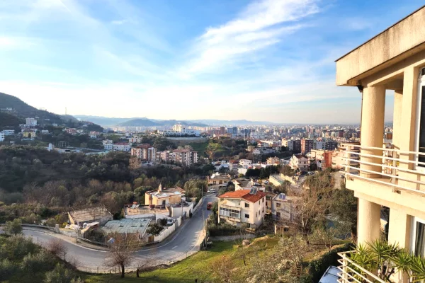 Shtepi ne shitje Duplex(shtepi me 2 kate) ne Tirane, 2+1, Mobilimi E mobiluar, Pagesa 260,000  Euro.