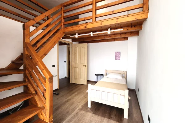 Shtepi ne shitje Duplex(shtepi me 2 kate) ne Tirane, 2+1, Mobilimi E mobiluar, Pagesa 260,000  Euro.