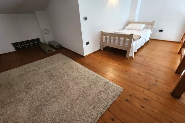 Shtepi ne shitje Duplex(shtepi me 2 kate) ne Tirane, 2+1, Mobilimi E mobiluar, Pagesa 260,000  Euro.
