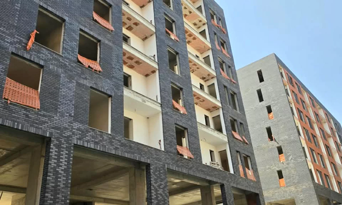Shtepi ne shitje Apartament ne Tirane, 2+1, Mobilimi Bosh, pa mobiluar, Pagesa 105,000  Euro.