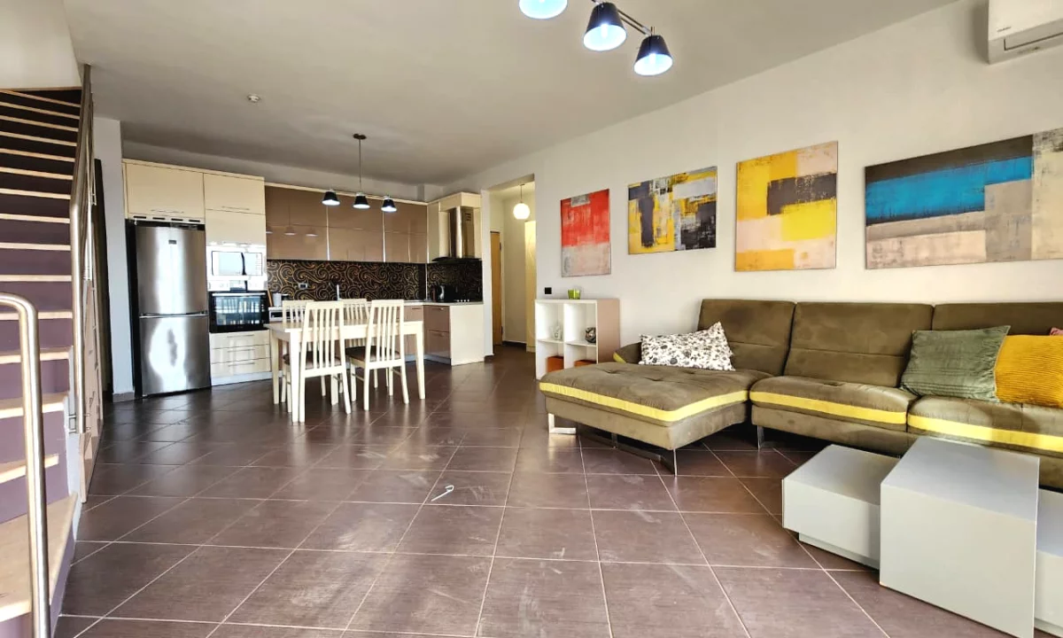 Shtepi ne shitje Duplex(shtepi me 2 kate) ne Tirane, 2+1, Mobilimi E mobiluar, Pagesa 260,000  Euro.