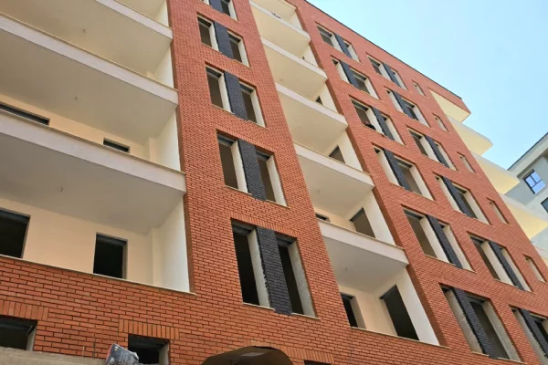 Shtepi ne shitje Apartament ne Tirane, 2+1, Mobilimi Bosh, pa mobiluar, Pagesa 105,000  Euro.