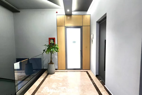 Zyre me Qera:📍 Myslym Shyri - Gjyk. e Larte (kt2) Pllt i Ri - Amb me Ndricim, Kondicioner || 40,000 Leke/Muaj NETO