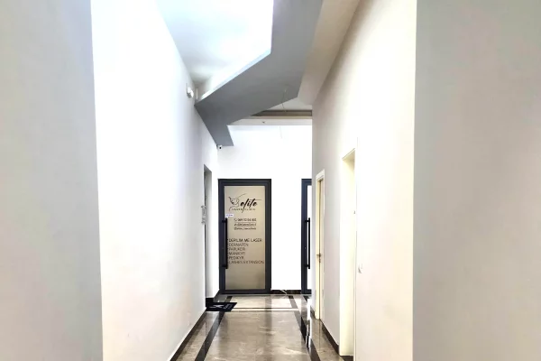 Zyre me Qera:📍 Myslym Shyri - Gjyk. e Larte (kt2) Pllt i Ri - Amb me Ndricim, Kondicioner || 40,000 Leke/Muaj NETO