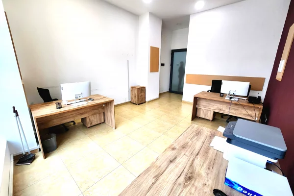 Ambient biznesi me qera 3+1 ne Tirane - 40,000 Leke