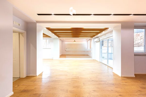 Ambiente Commerciale in Affitto 3+1 a Tirana - 2,100 Euro