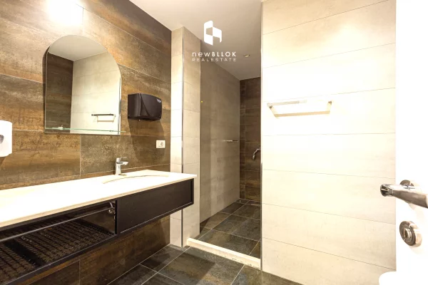 Zyre Absolute - Open Space (Vesa Center) Rruge Kryesore, BLLOK (160 m2) Parket Zvicerian - 2,100 Euro/Muaj NETO 