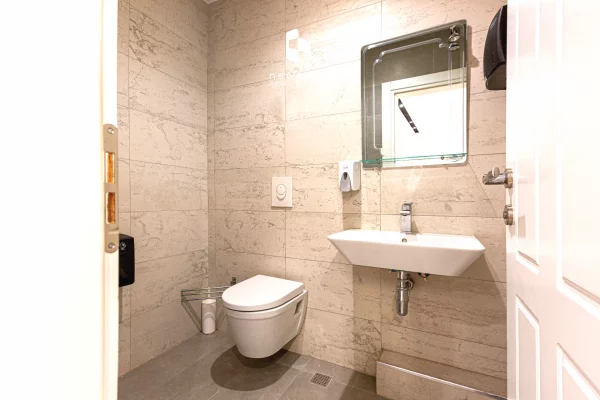 Zyre Absolute - Open Space (Vesa Center) Rruge Kryesore, BLLOK (160 m2) Parket Zvicerian - 2,100 Euro/Muaj NETO 