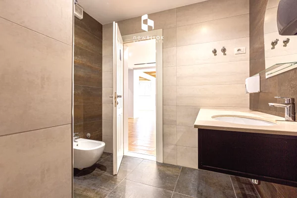 Zyre Absolute - Open Space (Vesa Center) Rruge Kryesore, BLLOK (160 m2) Parket Zvicerian - 2,100 Euro/Muaj NETO 