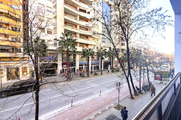 Zyre Absolute - Open Space (Vesa Center) Rruge Kryesore, BLLOK (160 m2) Parket Zvicerian - 2,100 Euro/Muaj NETO 