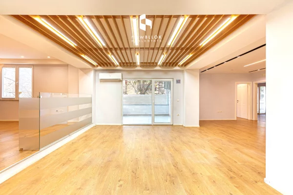 Ambiente Commerciale in Affitto 3+1 a Tirana - 2,100 Euro