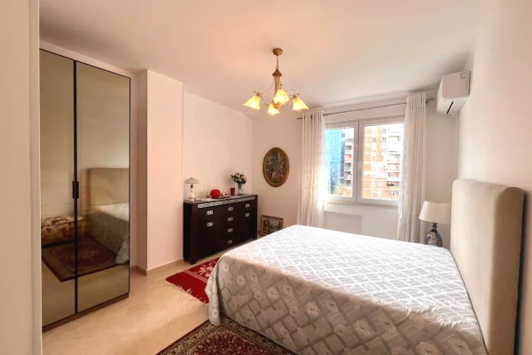 Shtepi me qera Apartament ne Tirane, 3+1, Mobilimi E mobiluar, Pagesa 1,300  Euro.