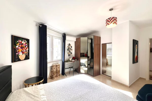 Shtepi me qera Apartament ne Tirane, 3+1, Mobilimi E mobiluar, Pagesa 1,300  Euro.