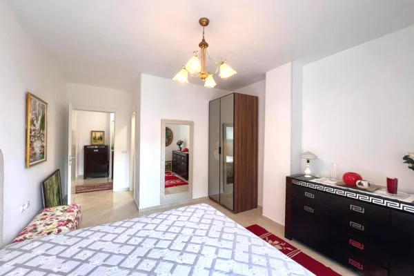 Shtepi me qera Apartament ne Tirane, 3+1, Mobilimi E mobiluar, Pagesa 1,300  Euro.