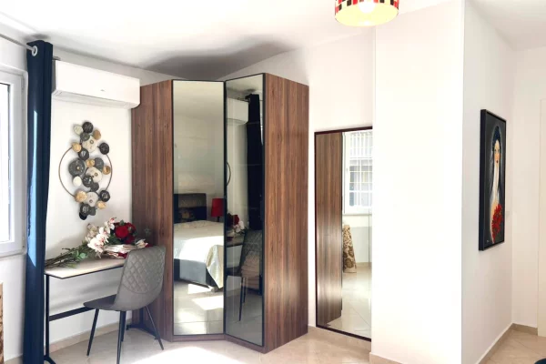 Shtepi me qera Apartament ne Tirane, 3+1, Mobilimi E mobiluar, Pagesa 1,300  Euro.