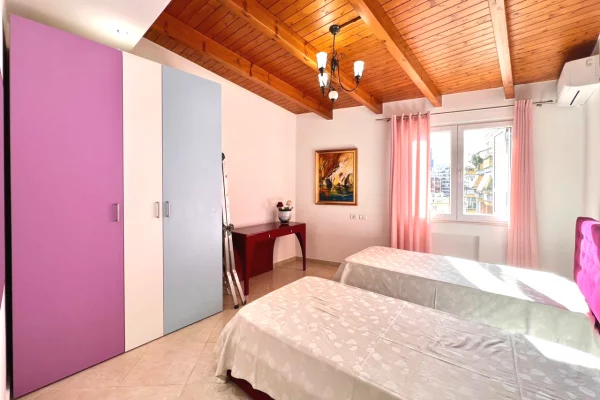 Shtepi me qera Apartament ne Tirane, 3+1, Mobilimi E mobiluar, Pagesa 1,300  Euro.