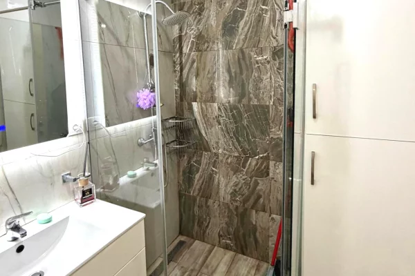 Shtepi me qera Apartament ne Tirane, 2+1, Mobilimi E mobiluar, Pagesa 70,000  Leke.