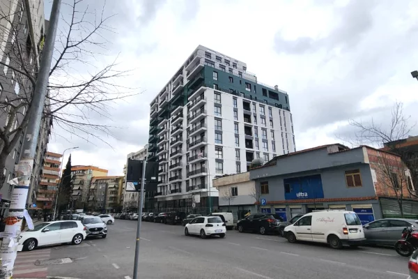 Super Dyqan me Qira ( 139 m2) 📍Komuna parisit / kika 2 Lartësi 4.5 m( bëhet 2 kate) 2400 eu ( bruto)