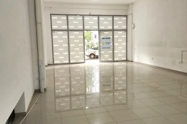Super Dyqan me Qira ( 139 m2) 📍Komuna parisit / kika 2 Lartesi 4.5 m( behet 2 kate) 2000 eu (neto)