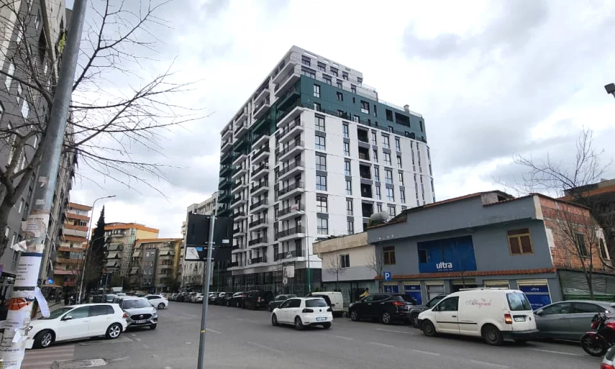 Super Dyqan me Qira ( 139 m2) 📍Komuna parisit / kika 2 Lartesi 4.5 m( behet 2 kate) 2000 eu (neto)
