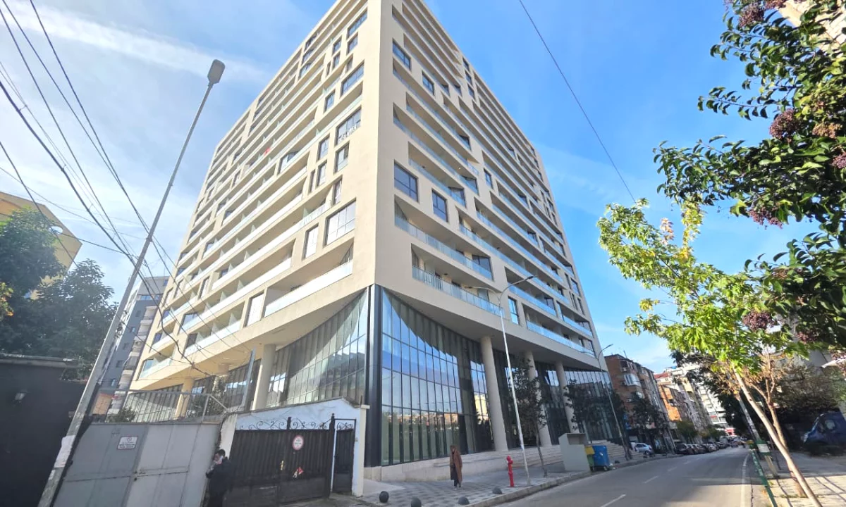 JEPET ME QIRA : Ambient Biznesi Buze Rruges Kryesore ✨️ Rez. Golden Tower, Mine Peza - Qender📍| 680Euro / Muaj