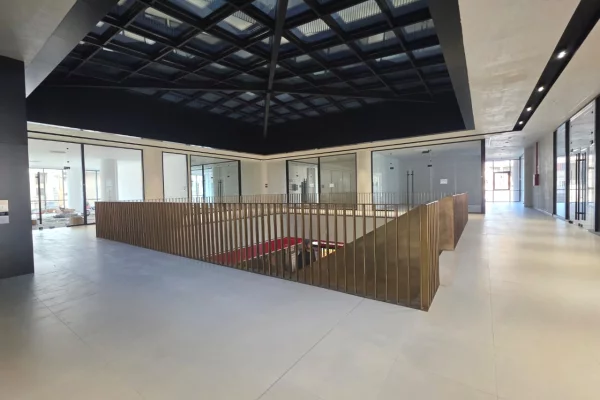 JEPET ME QIRA : Ambient Biznesi Buze Rruges Kryesore ✨️ Rez. Golden Tower, Mine Peza - Qender📍| 680Euro / Muaj