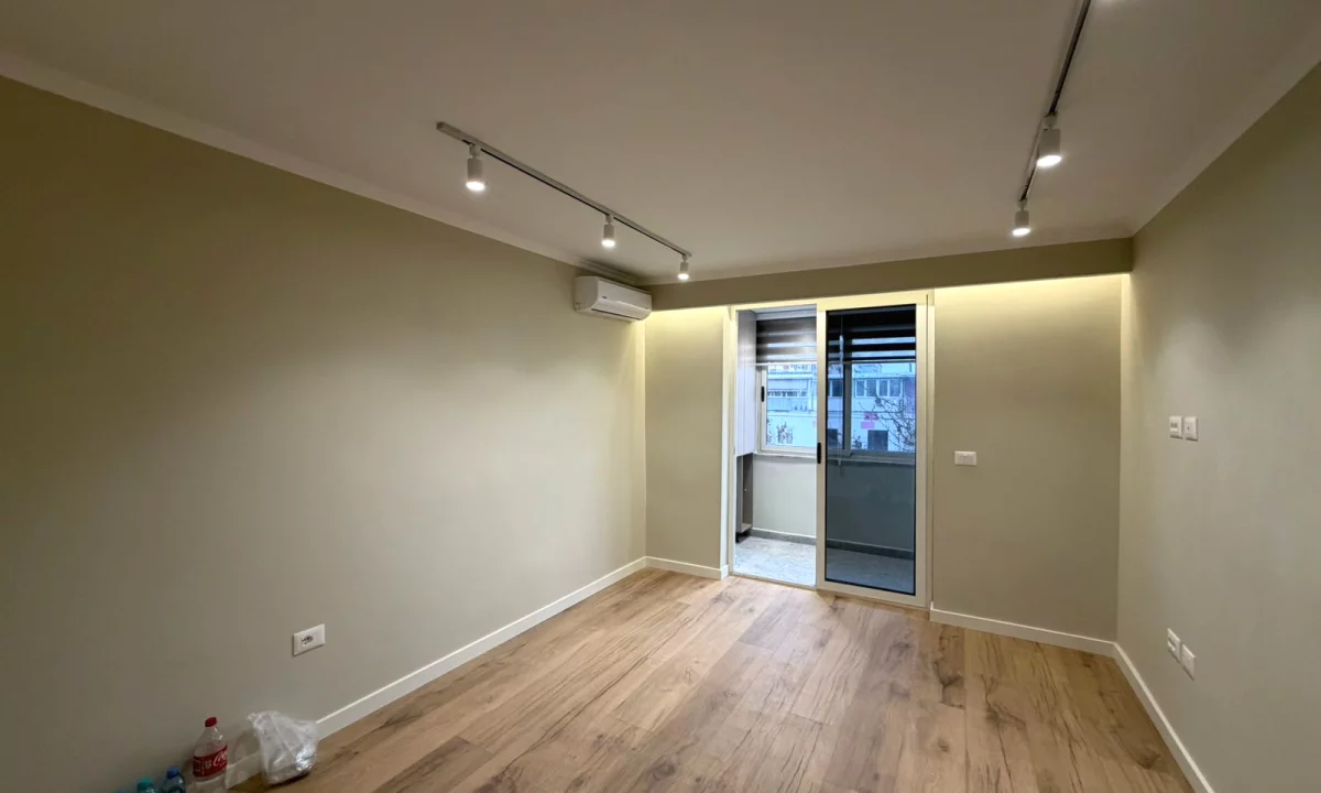 Shtepi ne shitje Apartament ne Tirane, 1+1, Mobilimi Bosh, pa mobiluar, Pagesa 125,000  Euro.